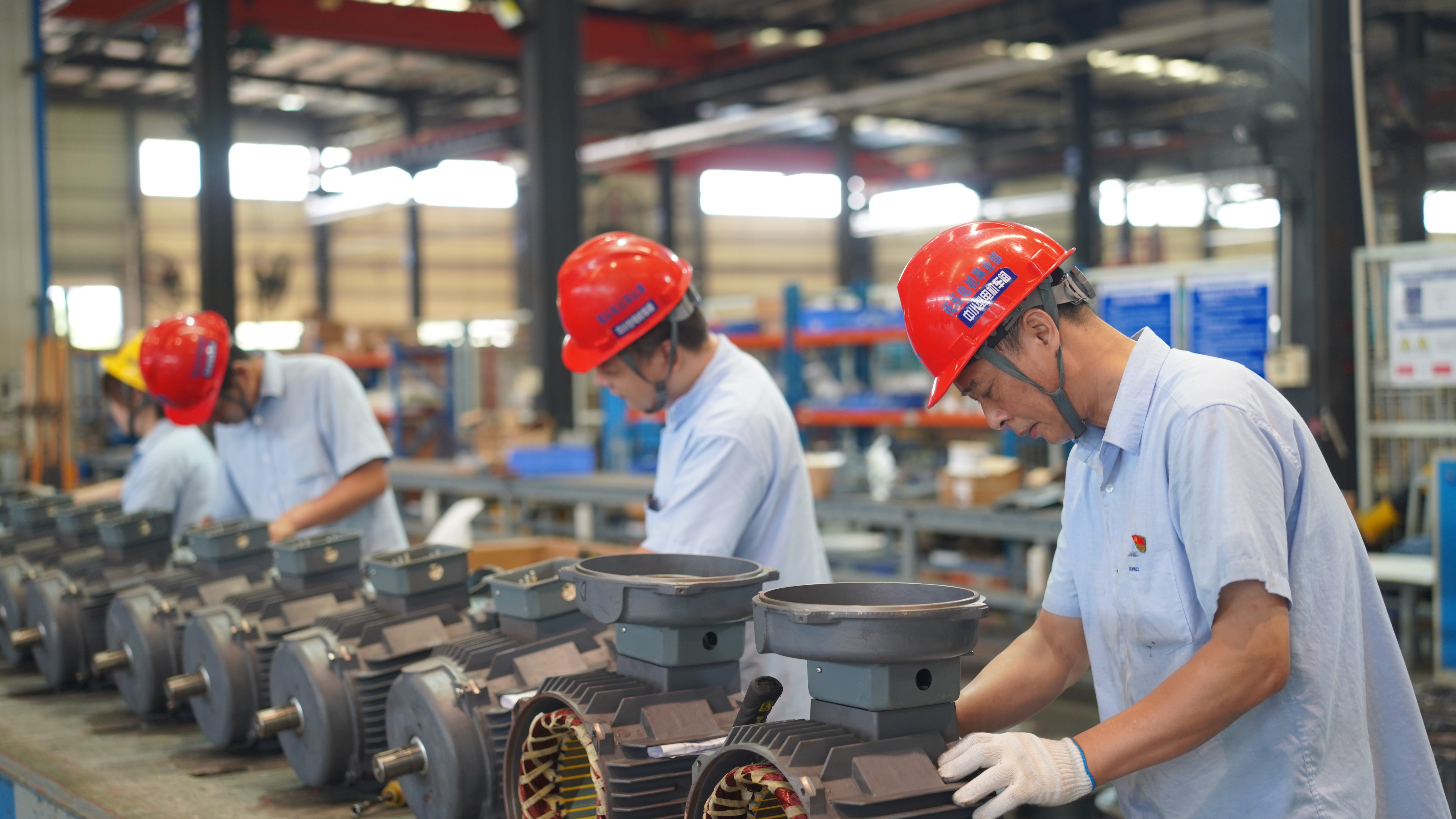 中小型電機車(chē)間在裝配電機-周燈亮.jpg 中小型電機車(chē)間在裝配電機-周燈亮.jpg